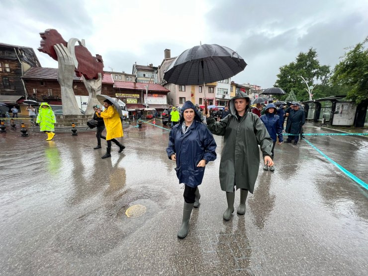 Bartın'da sağanak; yollar göle döndü, evleri su bastı