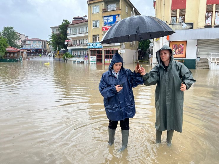 Bartın'da sağanak; yollar göle döndü, evleri su bastı