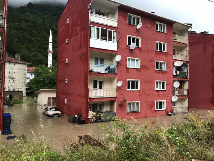 Çay taştı, köprüler çöktü; 'Üst katlara çıkın' uyarısı yapıldı