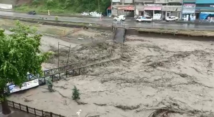 Çay taştı, köprüler çöktü; 'Üst katlara çıkın' uyarısı yapıldı