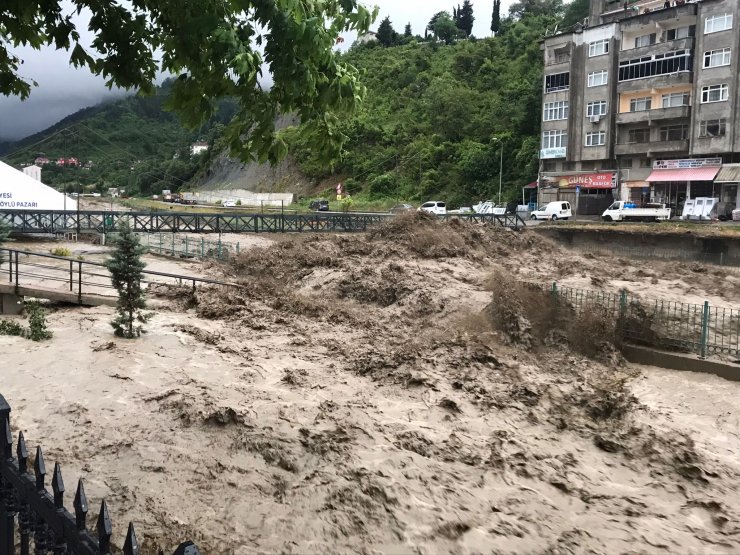 Çay taştı, köprüler çöktü; 'Üst katlara çıkın' uyarısı yapıldı