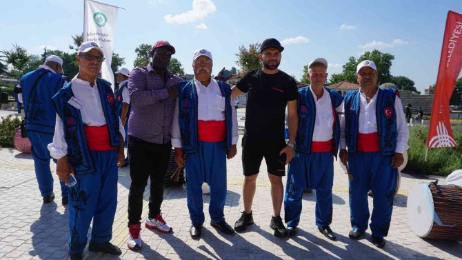 Davullu-zurnalı davete turistlerden yoğun ilgi