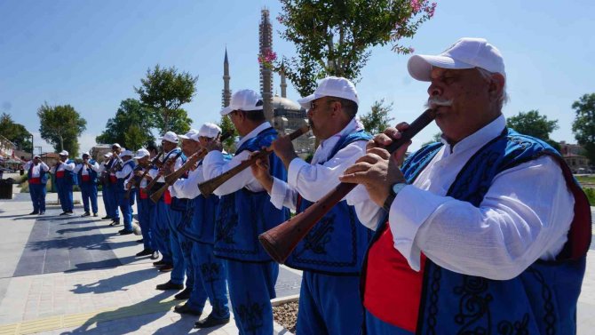Davullu-zurnalı davete turistlerden yoğun ilgi