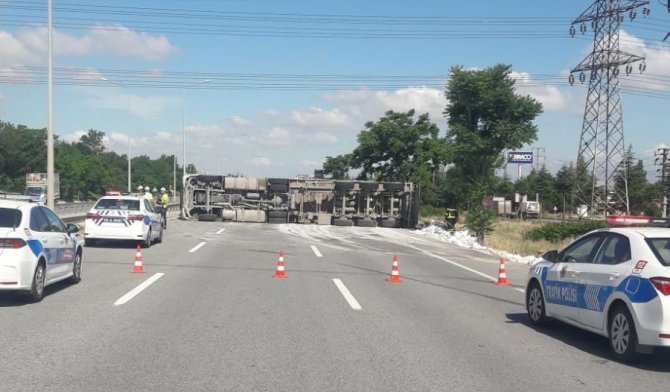 Devrilen tırda baba ve oğlu yaralandı