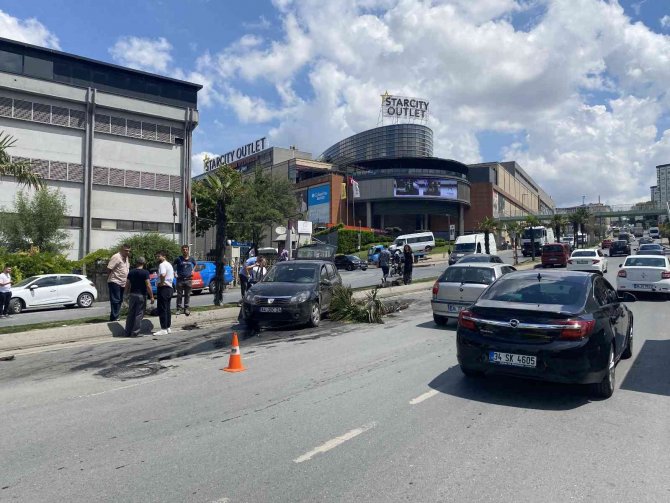 Direksiyon hakimiyetini kaybetti ağaçları devirerek karşı şeride uçtu