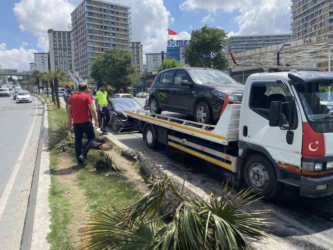 Direksiyon hakimiyetini kaybetti ağaçları devirerek karşı şeride uçtu