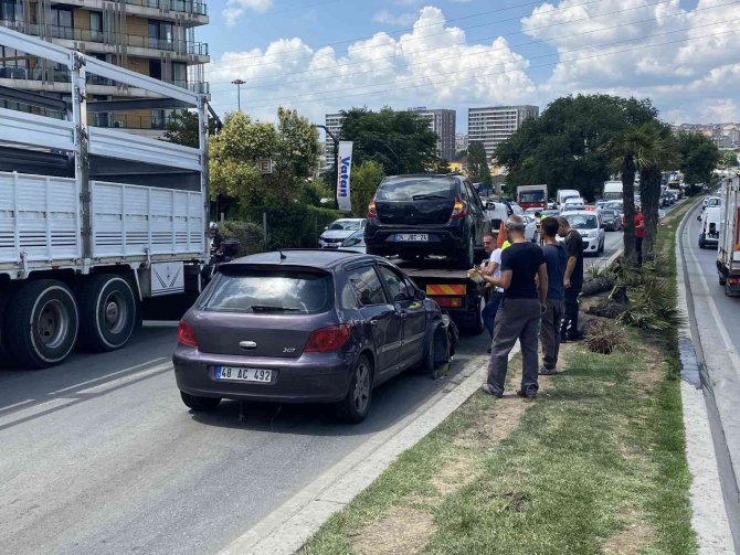 Direksiyon hakimiyetini kaybetti ağaçları devirerek karşı şeride uçtu