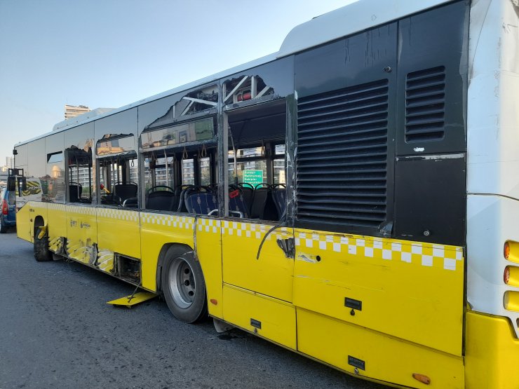 Emniyet şeridinde bekleyen İETT otobüsüne çarpan kamyon devrildi