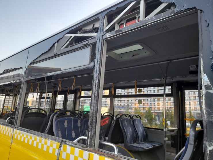 Emniyet şeridinde bekleyen İETT otobüsüne çarpan kamyon devrildi