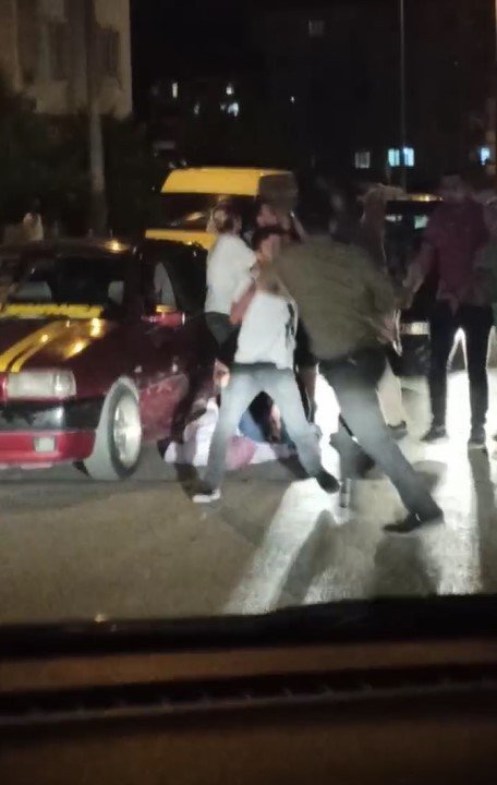 Hamile kadın bayıldı, sürücüler kavgaya devam etti