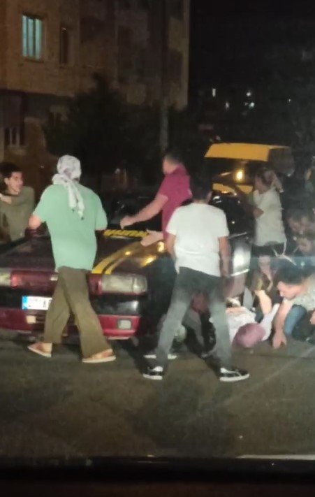 Hamile kadın bayıldı, sürücüler kavgaya devam etti