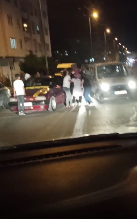 Hamile kadın bayıldı, sürücüler kavgaya devam etti