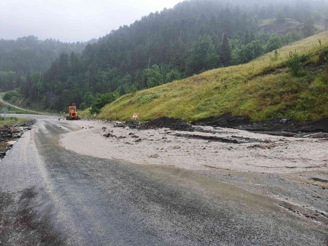 Heyelan nedeniyle yollar trafiğe kapatıldı