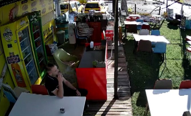 Hiçbir şey bulamayınca bozuk para kutusunu aldı