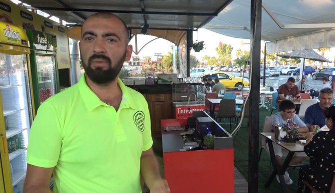 Hiçbir şey bulamayınca bozuk para kutusunu aldı