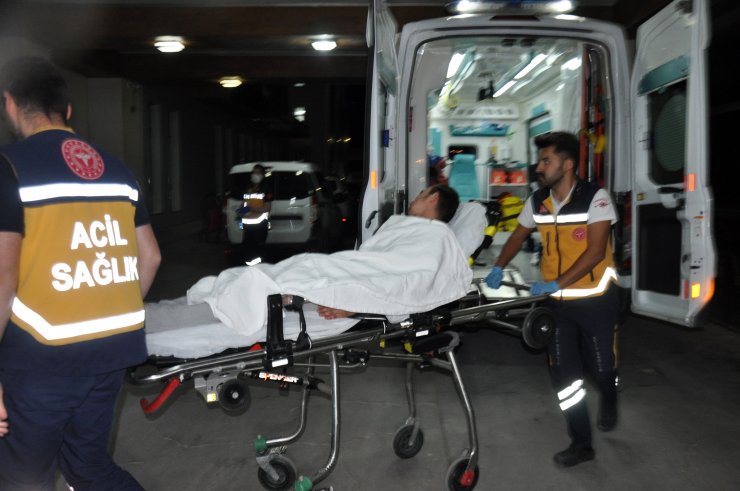 Husumetli olduğu kişinin düğününe giden arkadaşını bıçakladı