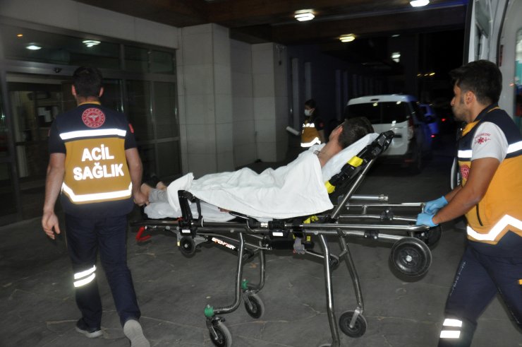 Husumetli olduğu kişinin düğününe giden arkadaşını bıçakladı