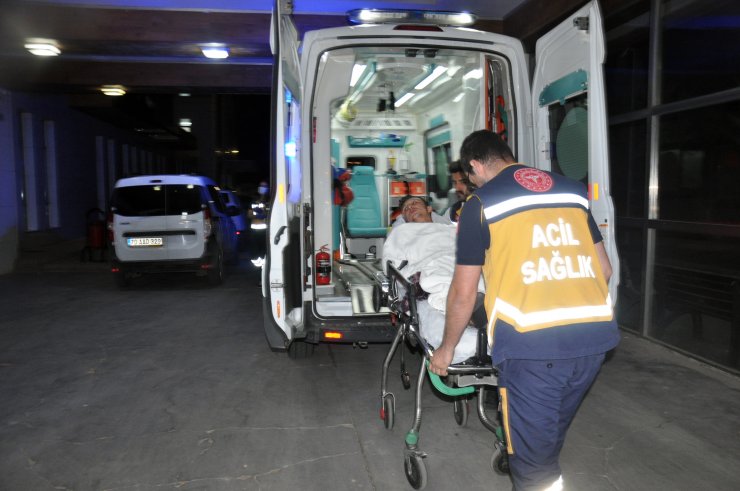 Husumetli olduğu kişinin düğününe giden arkadaşını bıçakladı