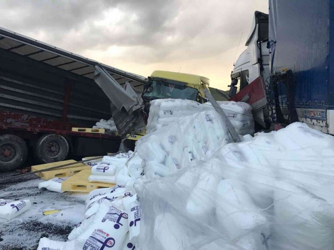 İki tır kafa kafaya çarpıştı