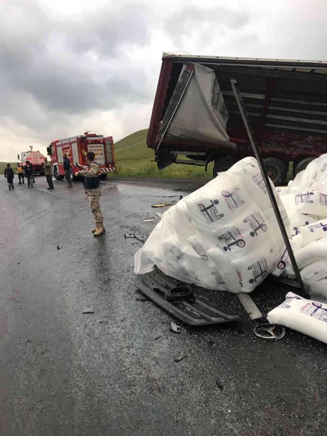 İki tır kafa kafaya çarpıştı