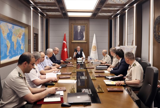 Bakanı Akar'dan İsveç ve Finlandiya'ya net cevap