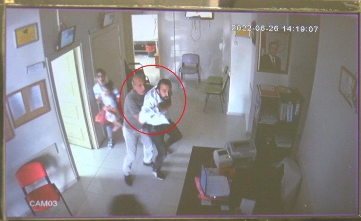 Kimliksiz ilaç yazdırmak isteyen baba ve 2 oğlu, sağlık çalışanlarına saldırdı