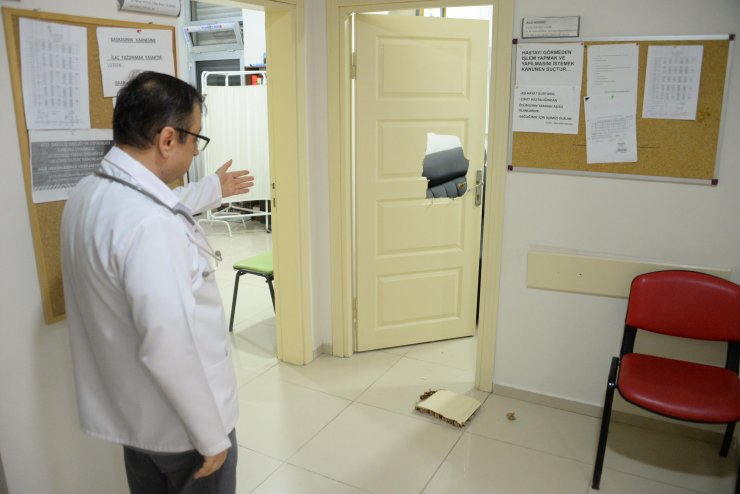 Kimliksiz ilaç yazdırmak isteyen baba ve 2 oğlu, sağlık çalışanlarına saldırdı