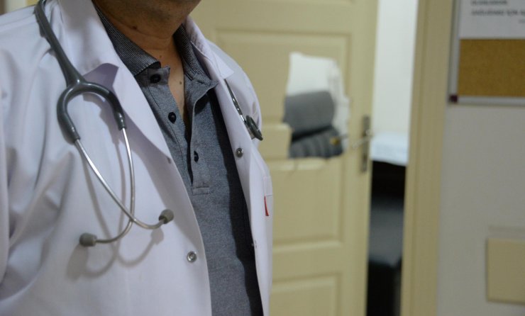 Kimliksiz ilaç yazdırmak isteyen baba ve 2 oğlu, sağlık çalışanlarına saldırdı