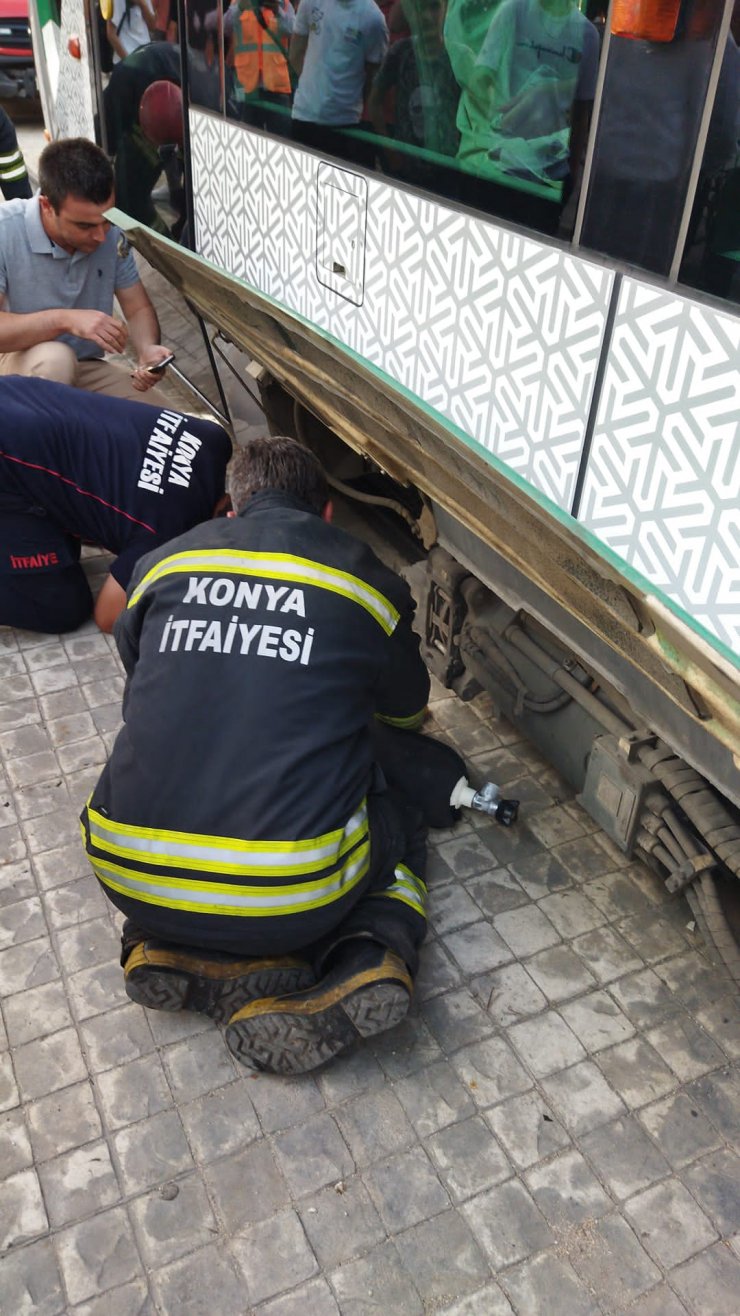 Konya'da tramvayın motor kısmına sıkışan yavru kedi kurtarıldı