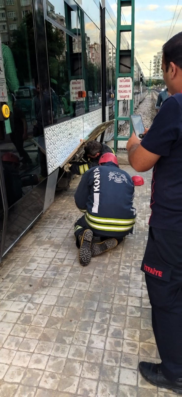 Konya'da tramvayın motor kısmına sıkışan yavru kedi kurtarıldı