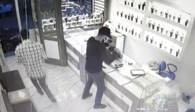 Kuyumcuyu bacaklarından vurup kaçtı