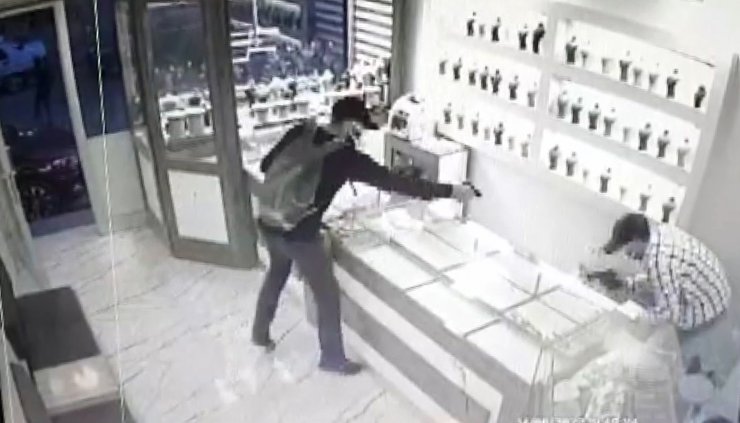 Kuyumcuyu bacaklarından vurup kaçtı