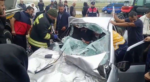 Otomobil tır dorsesine saplandı