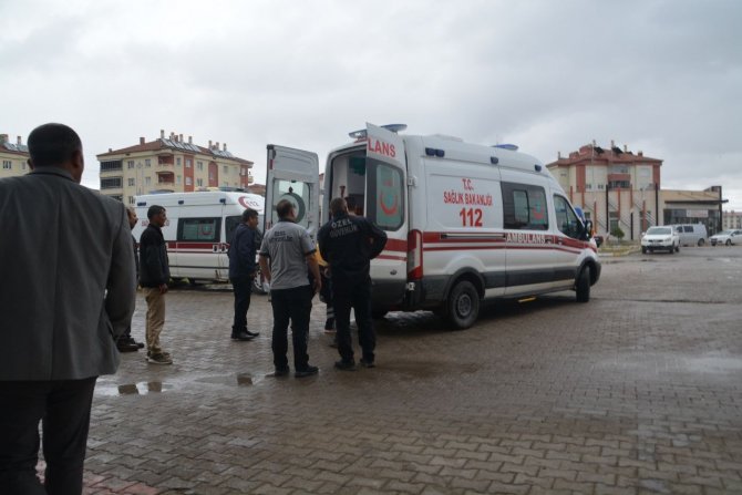 Otomobil tır dorsesine saplandı