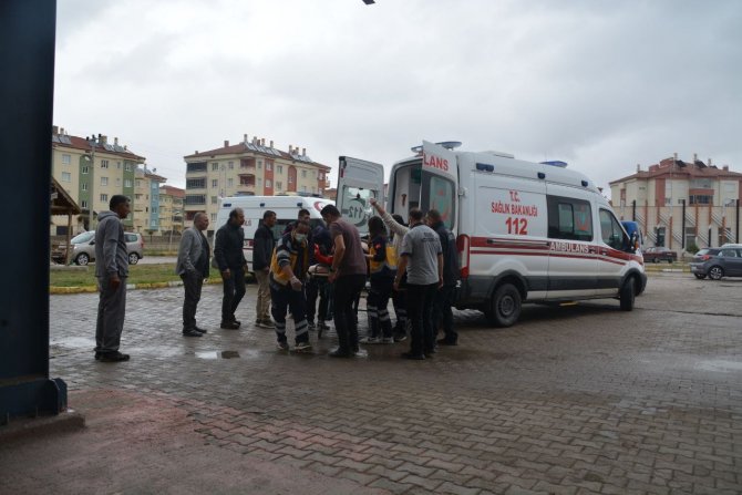 Otomobil tır dorsesine saplandı