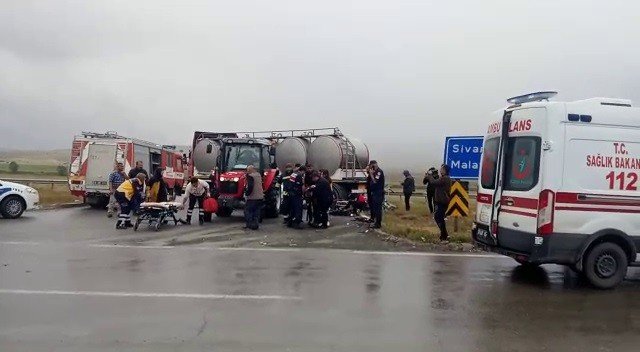 Otomobil tır dorsesine saplandı