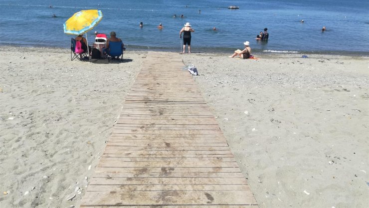 Plajlara engelli rampaları yerleştirildi