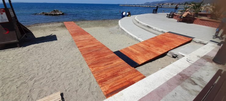 Plajlara engelli rampaları yerleştirildi