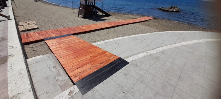 Plajlara engelli rampaları yerleştirildi