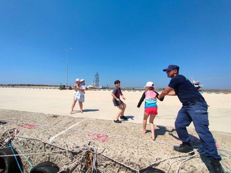 Saros'ta sürüklenen teknedeki 8 kişi, radarla belirlenip kurtarıldı