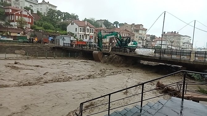 Sel sularının geçişini engellemek için set çekildi