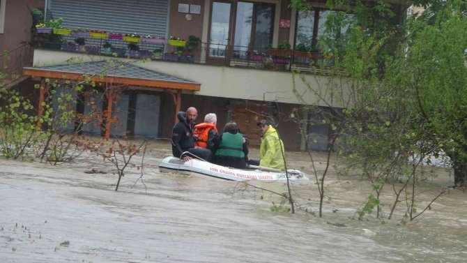 Selde mahsur kalan vatandaşlar botlarla tahliye ediliyor