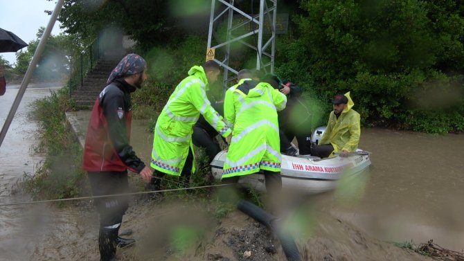 Selde mahsur kalan vatandaşlar botlarla tahliye ediliyor