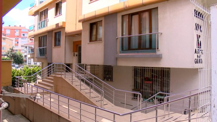 Süpürgenin sesinden rahatsız oldu, 40 yıllık eşini kablosuyla boğdu