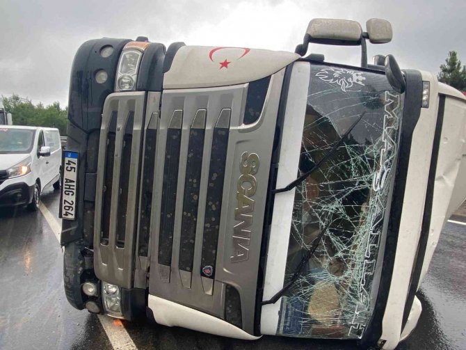 Tır devrildi, toz kömür yola dağıldı