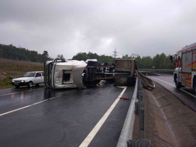 Tır devrildi, toz kömür yola dağıldı