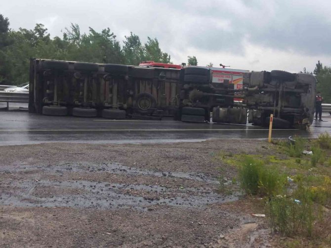 Tır devrildi, toz kömür yola dağıldı