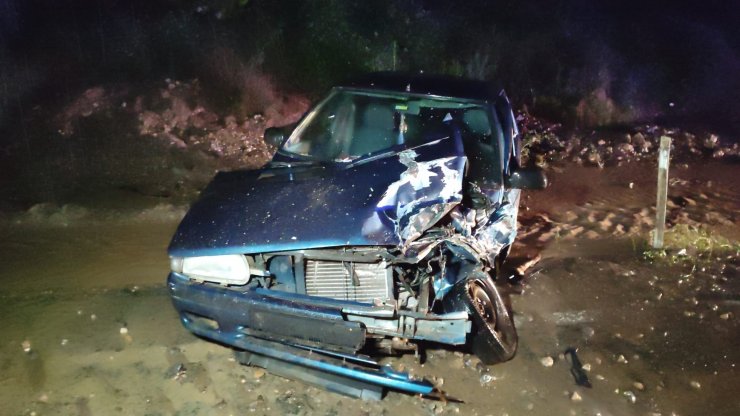 TIR, selde çamura saplanan otomobile çarptı: 2 yaralı