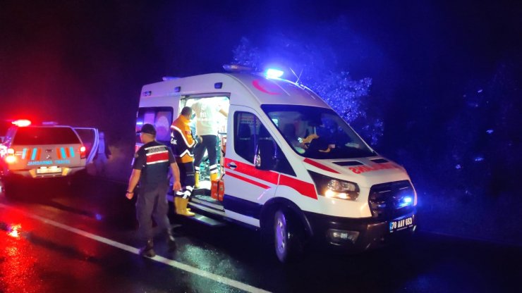 TIR, selde çamura saplanan otomobile çarptı: 2 yaralı