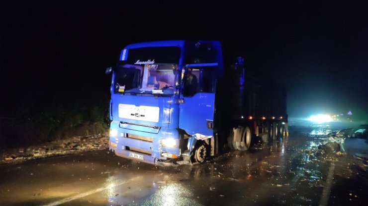 TIR, selde çamura saplanan otomobile çarptı: 2 yaralı